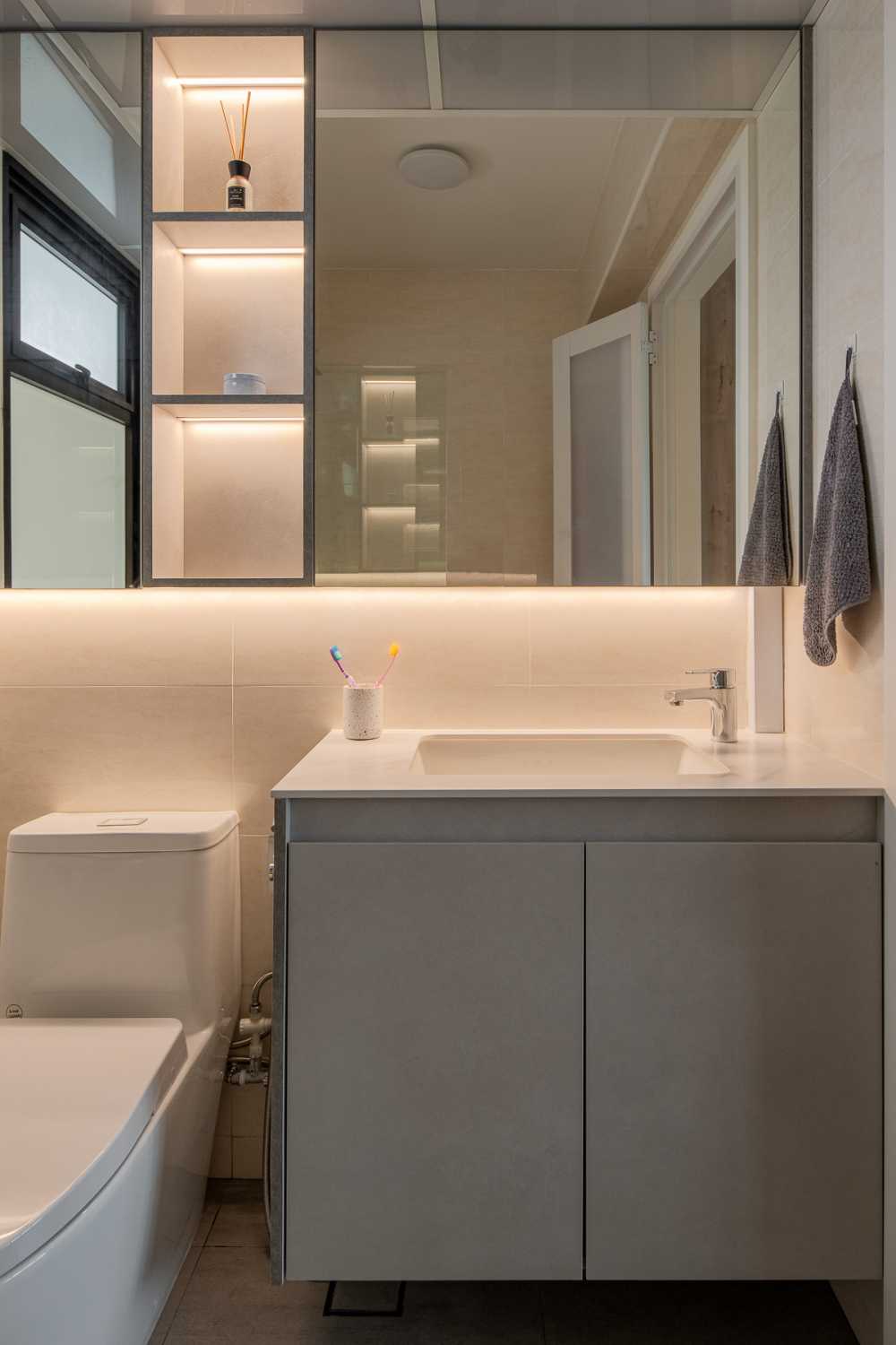 Scandinavian Bathroom with Countertop and Homogeneous Tiles