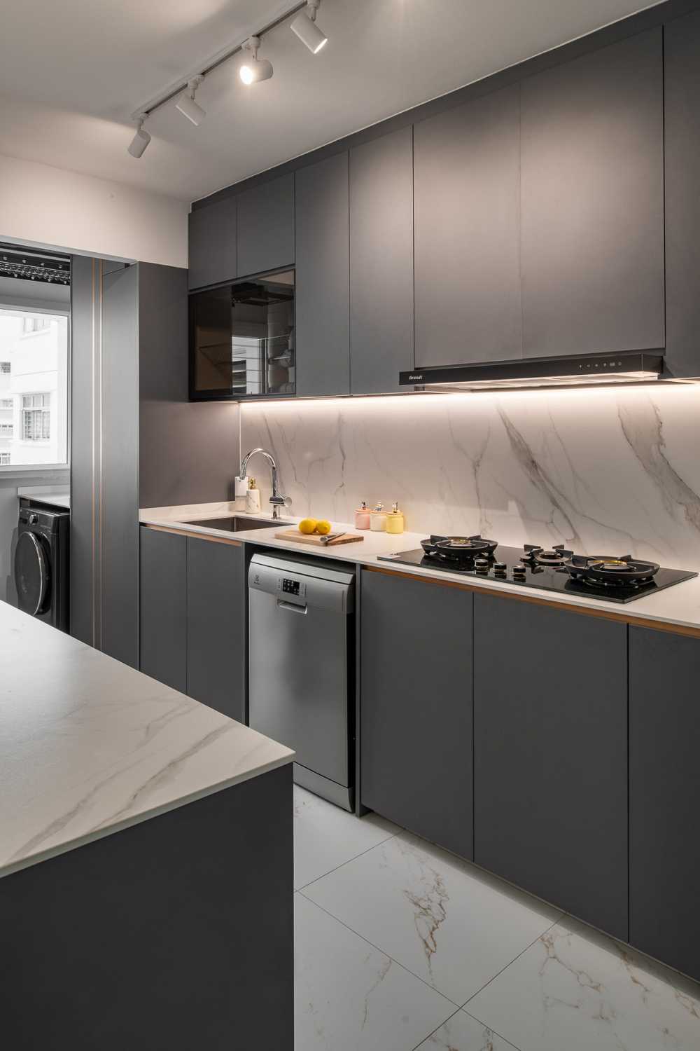 Modern Kitchen with Homogeneous Tiles and Kitchen Island
