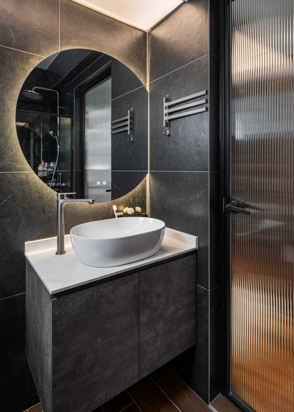Modern Bathroom with Countertop and Homogeneous Tiles