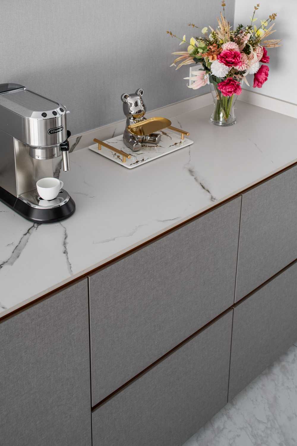 Modern Kitchen with Homogeneous Tiles and Kitchen Island