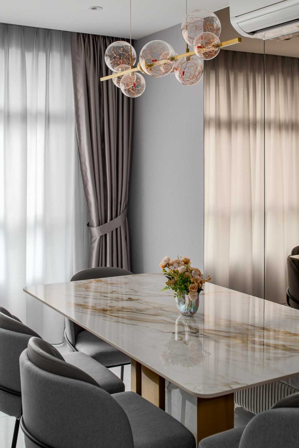 Modern Dining Room with Dining Table and Dining Chairs
