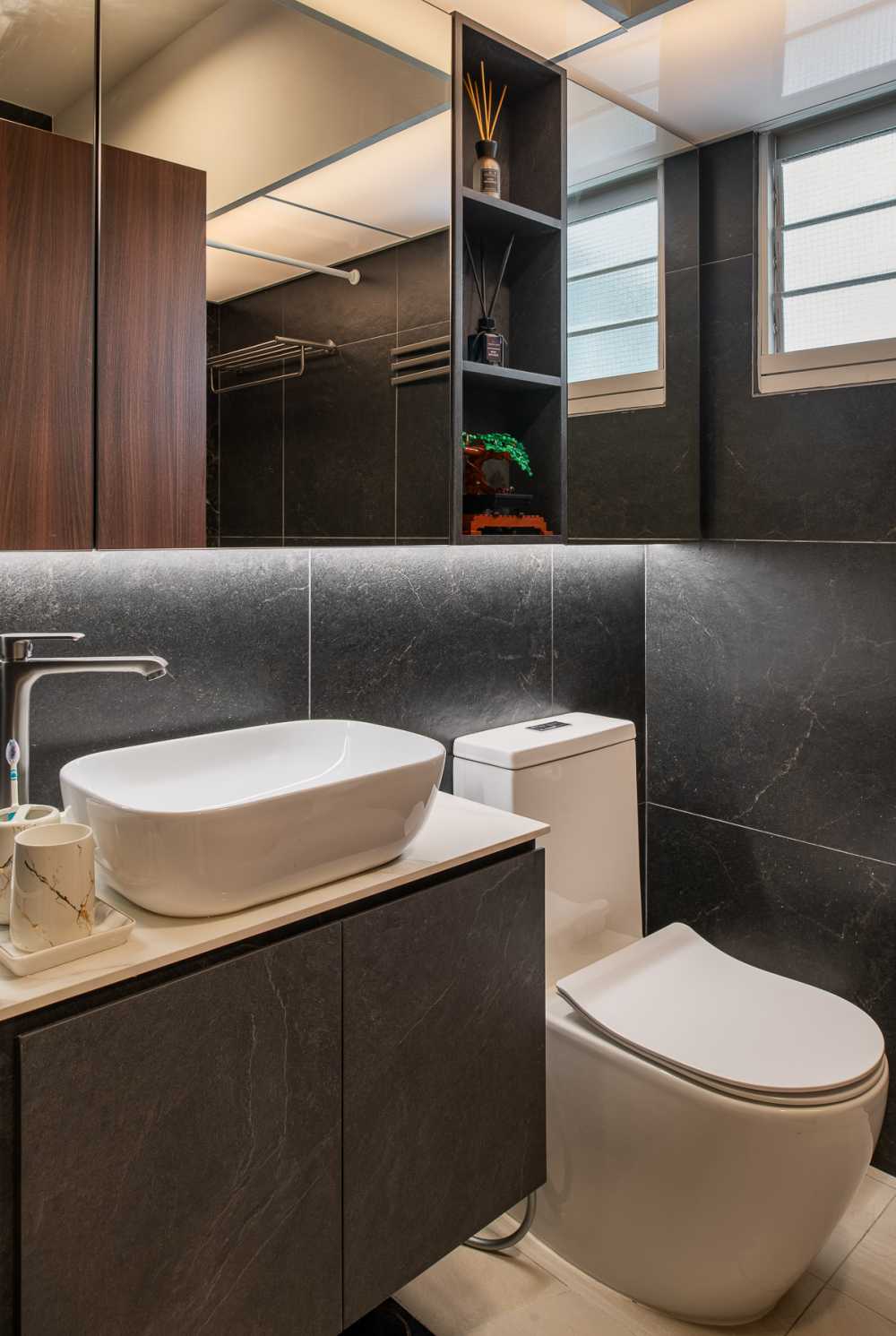 Modern Bathroom with Countertop and Homogeneous Tiles