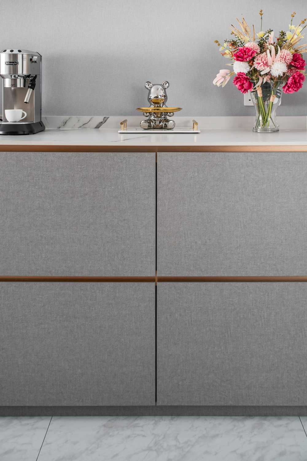 Modern Kitchen with Countertop and Homogeneous Tiles