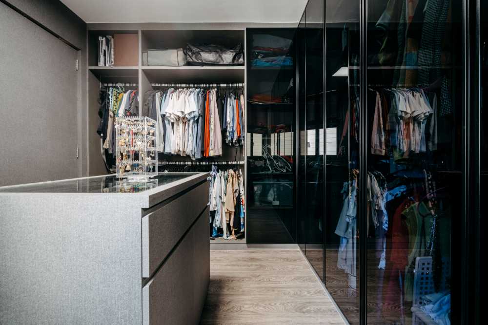 Contemporary Walk-in Wardrobe with Mirror and Wardrobe