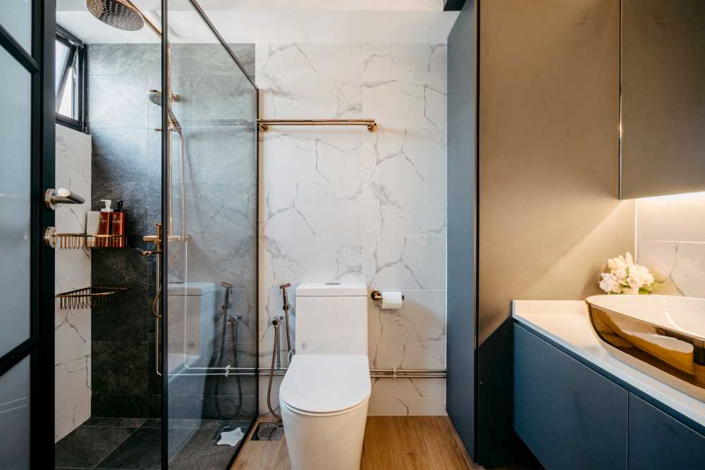 Contemporary Bathroom with Homogeneous Tiles and Mirror