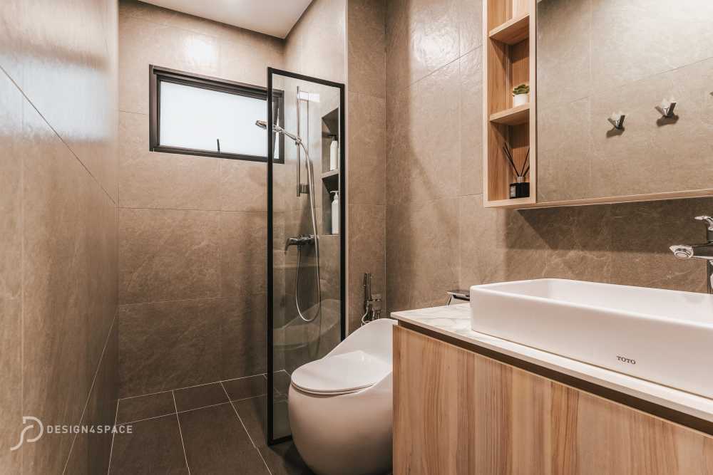 Modern Bathroom with Mirror and Rainshower