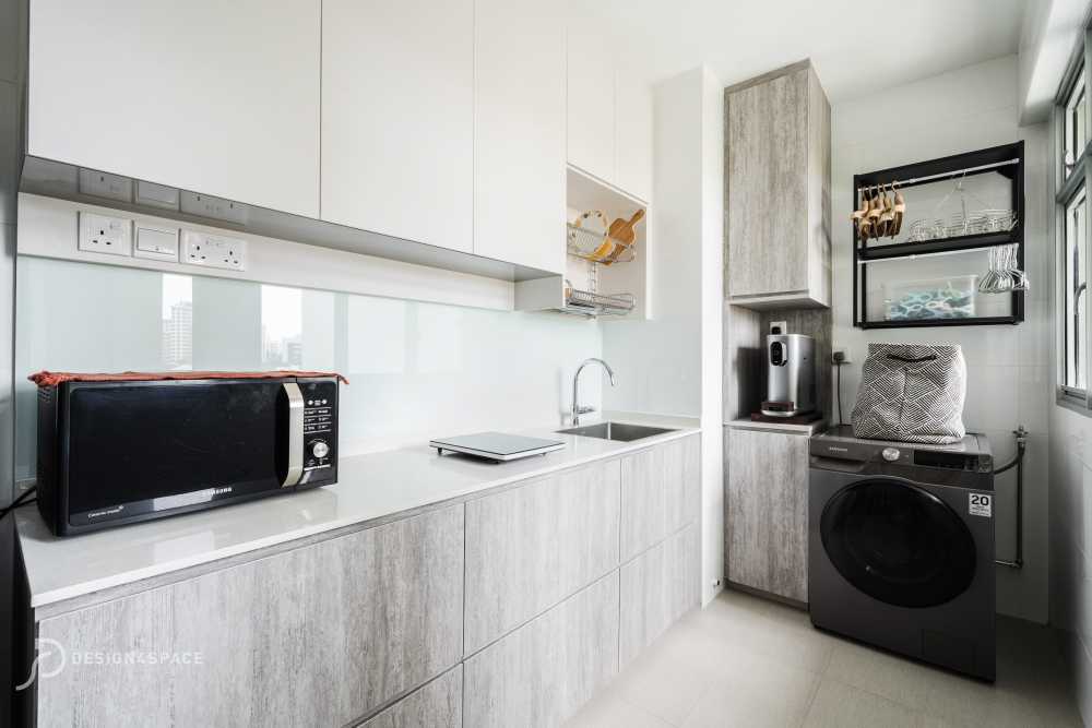 Minimalist Kitchen with Homogeneous Tiles and Herringbone Tiling