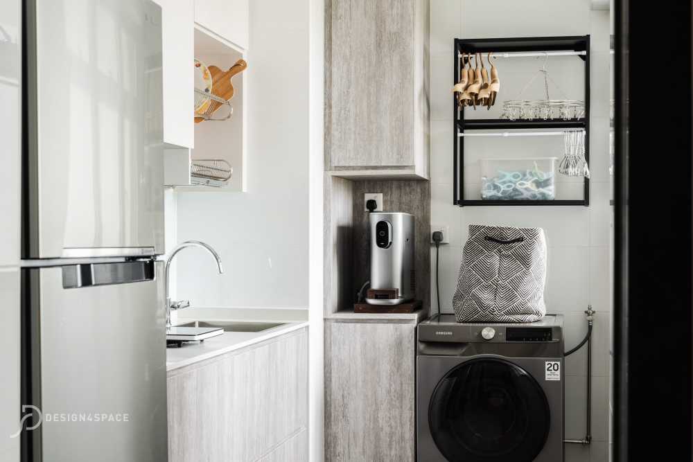 Minimalist Kitchen with Vinyl Flooring and Homogeneous Tiles