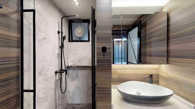 Contemporary Bathroom with Homogeneous Tiles and Shower Screen