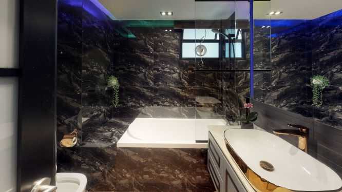 Contemporary Bathroom with Mirror and Bathtub