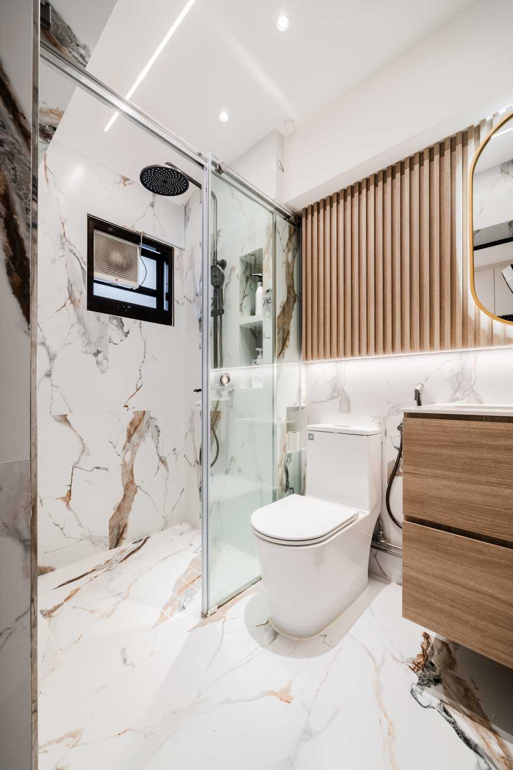 Modern Bathroom with Mirror and Showers