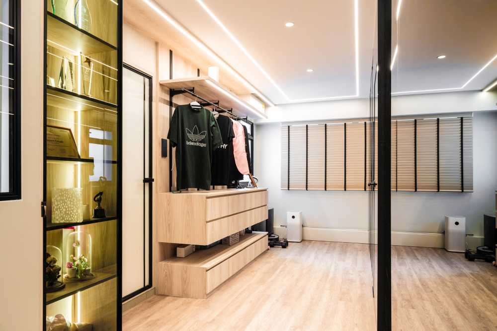 Modern Walk-in Wardrobe with Mirror and Wardrobe