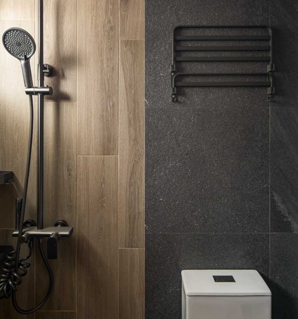 Scandinavian Bathroom with Homogeneous Tiles and Herringbone Tiling