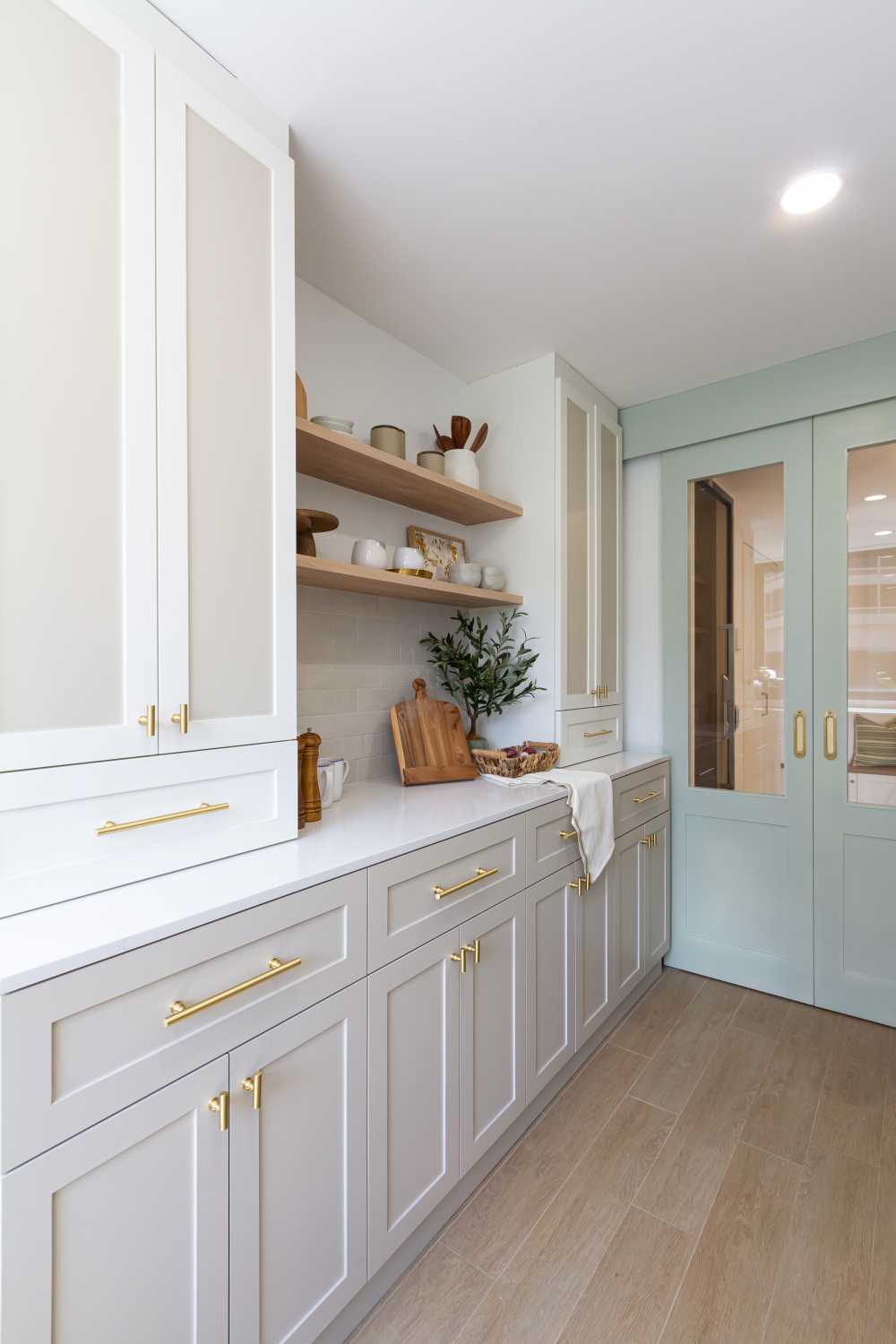 Scandinavian Kitchen with Homogeneous Tiles and Kitchen Cabinets