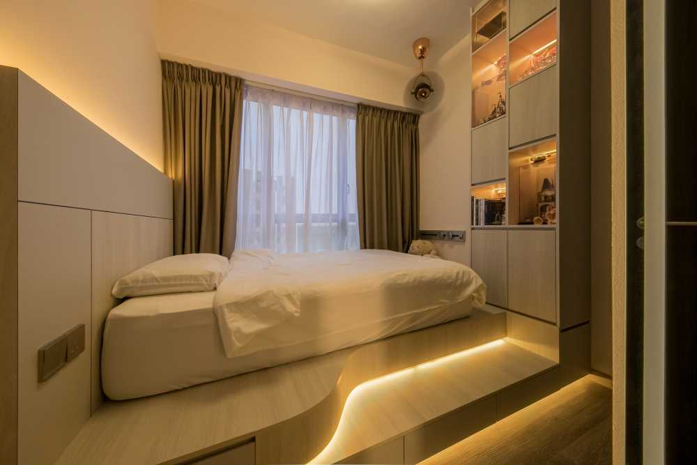 Contemporary Bedroom with Vinyl Flooring and Wardrobe