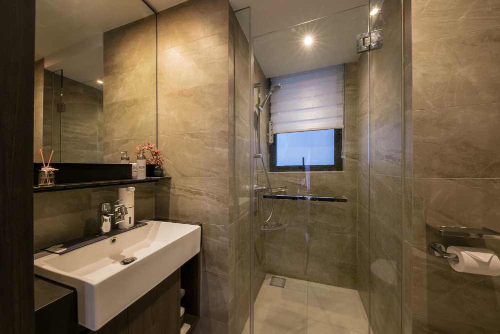 Contemporary Bathroom with Shower Screen and Bathroom Accessories
