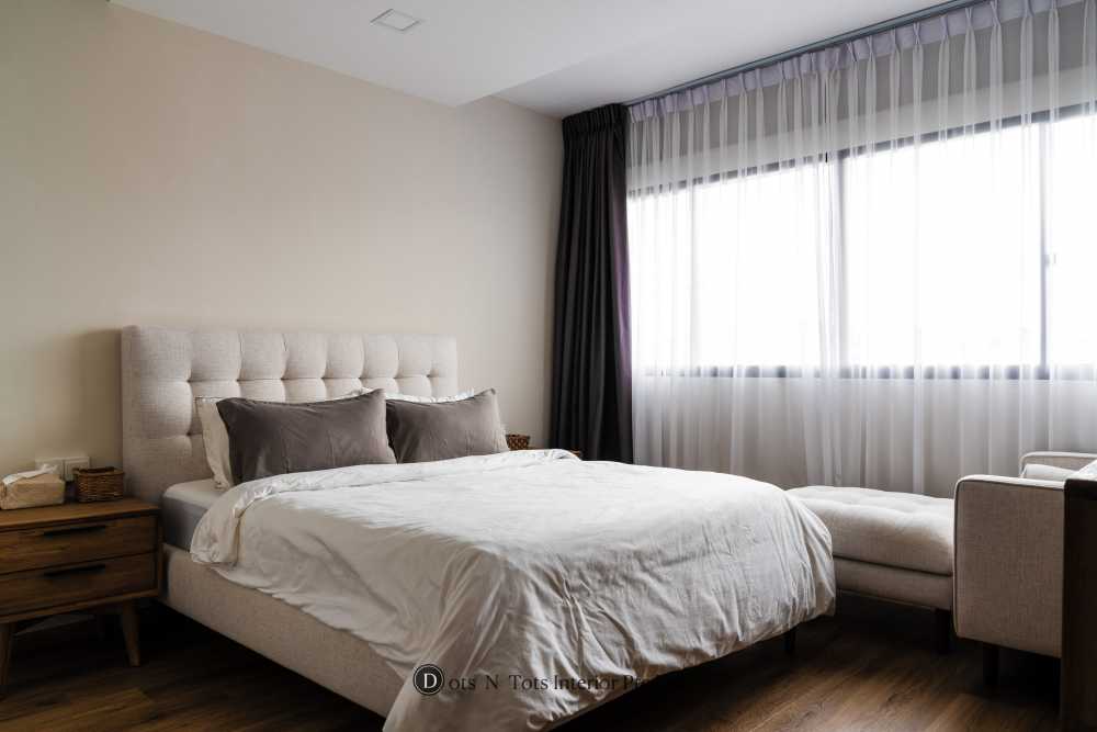 Scandinavian Bedroom with Vinyl Flooring and Queen Bed