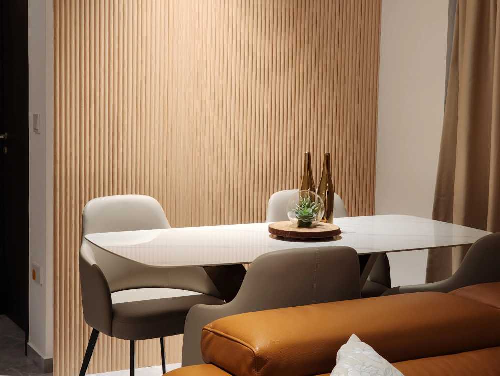 Contemporary Dining Room with Dining Table and Dining Chairs
