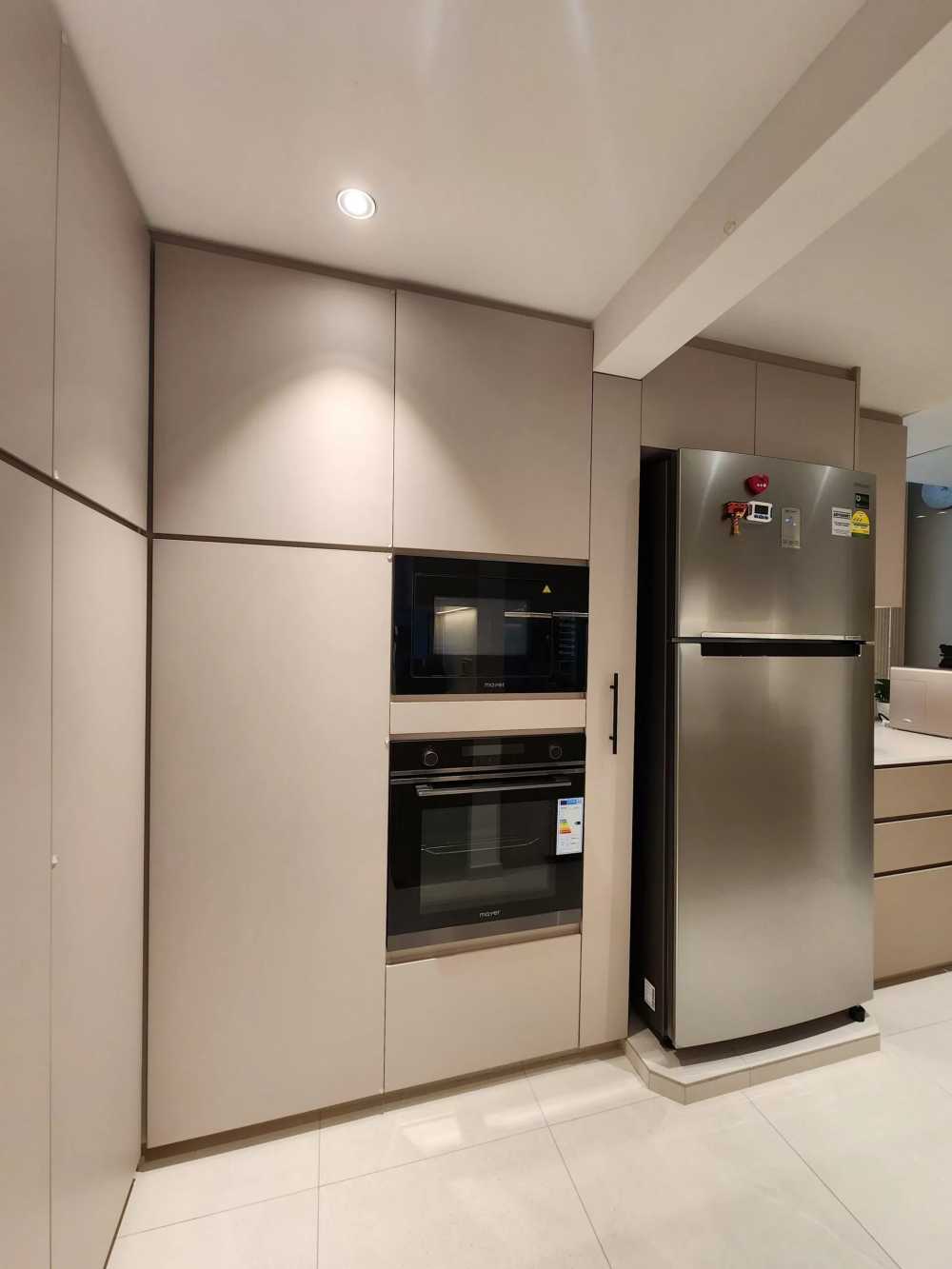 Contemporary Kitchen with Kitchen Cabinets and Oven