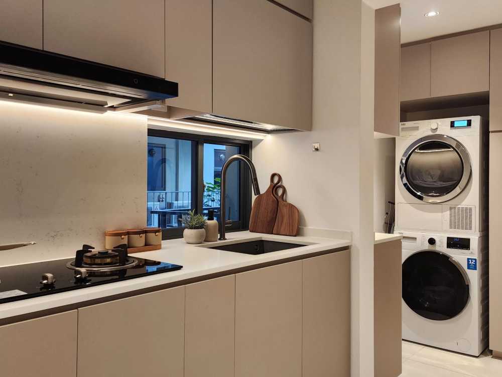 Contemporary Kitchen with Countertop and Kitchen Accessories
