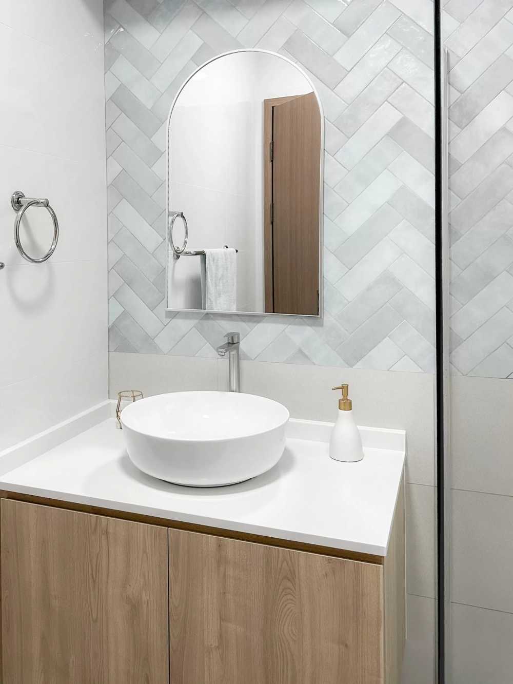 Scandinavian Bathroom with Countertop and Showers
