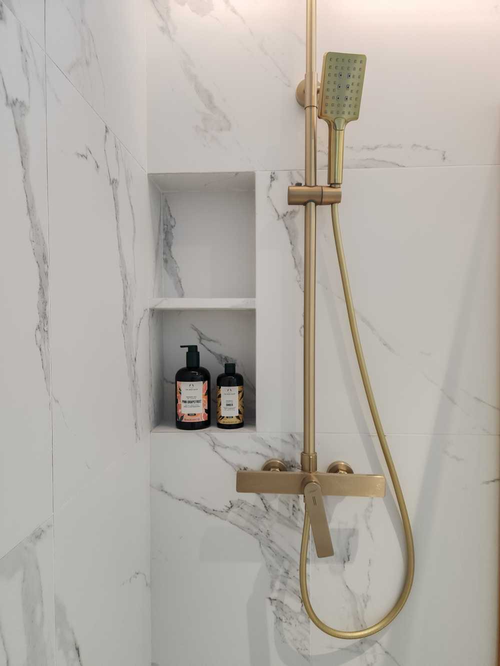 Modern Bathroom with Homogeneous Tiles and Showers