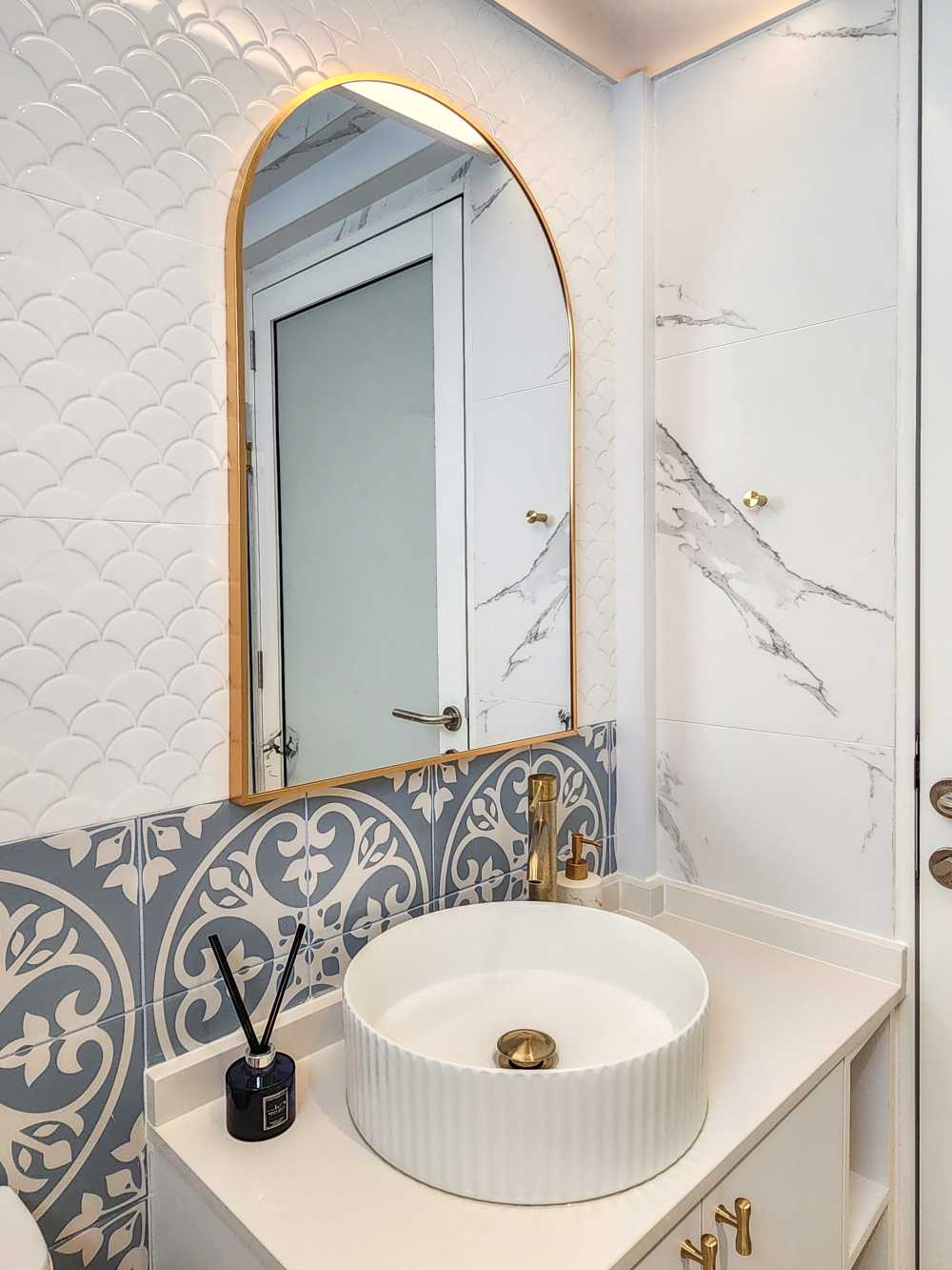 Modern Bathroom with Mirror and Bathroom Accessories