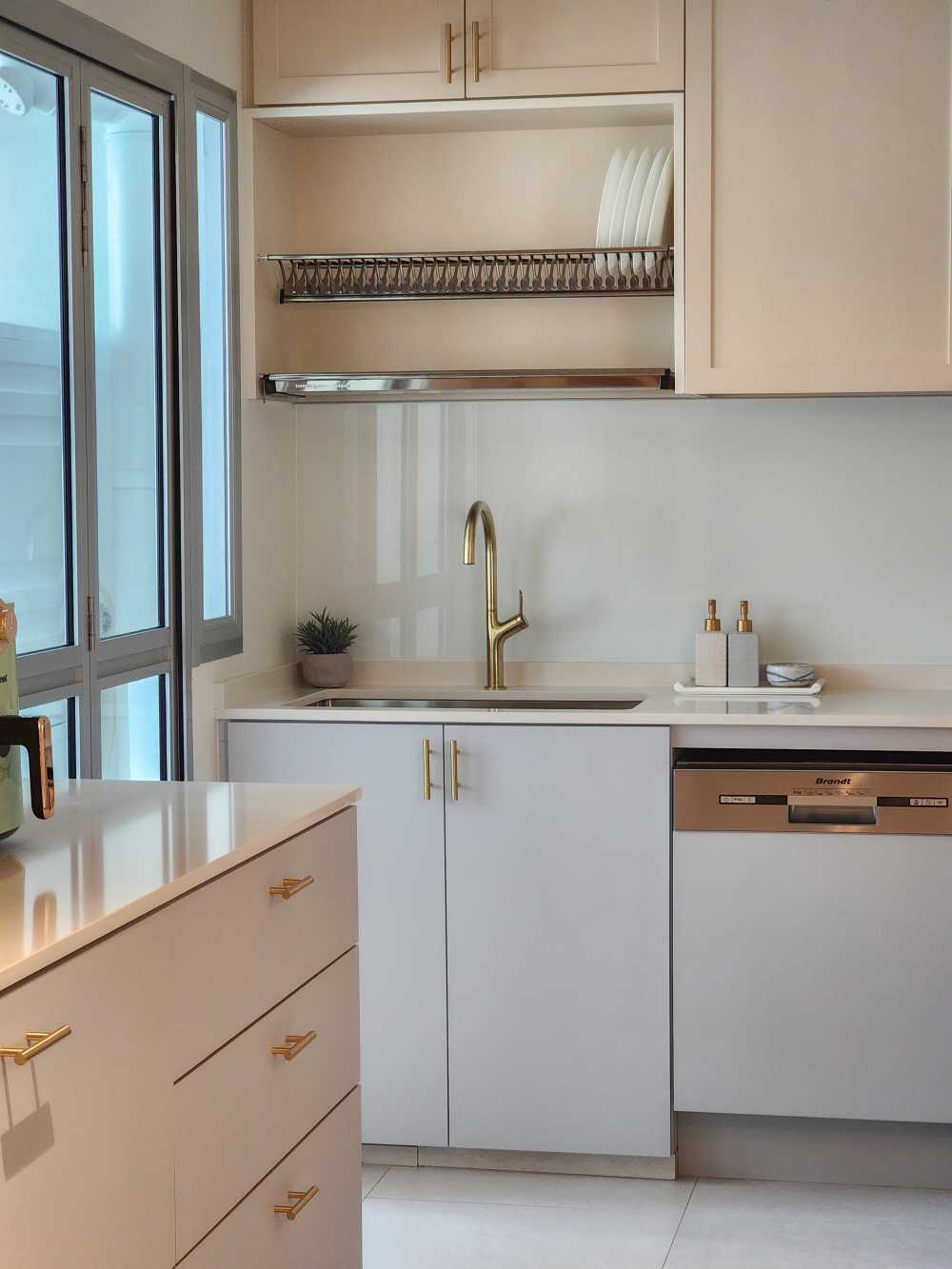 Modern Kitchen with Countertop and Open Kitchen