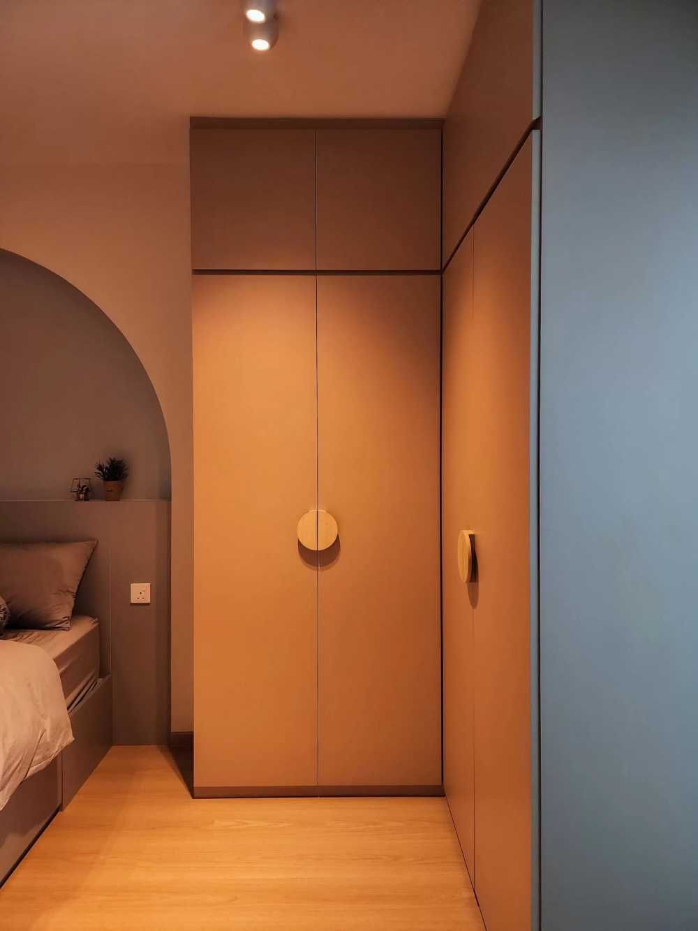 Modern Bedroom with Vinyl Flooring and Wardrobe