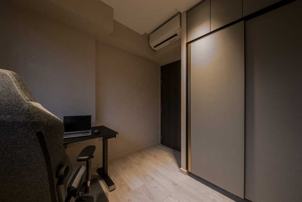 Contemporary Home Office with Vinyl Flooring and Wardrobe
