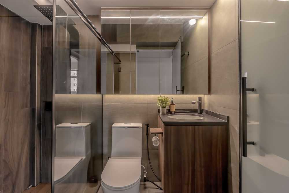 Contemporary Bathroom with Countertop and Homogeneous Tiles