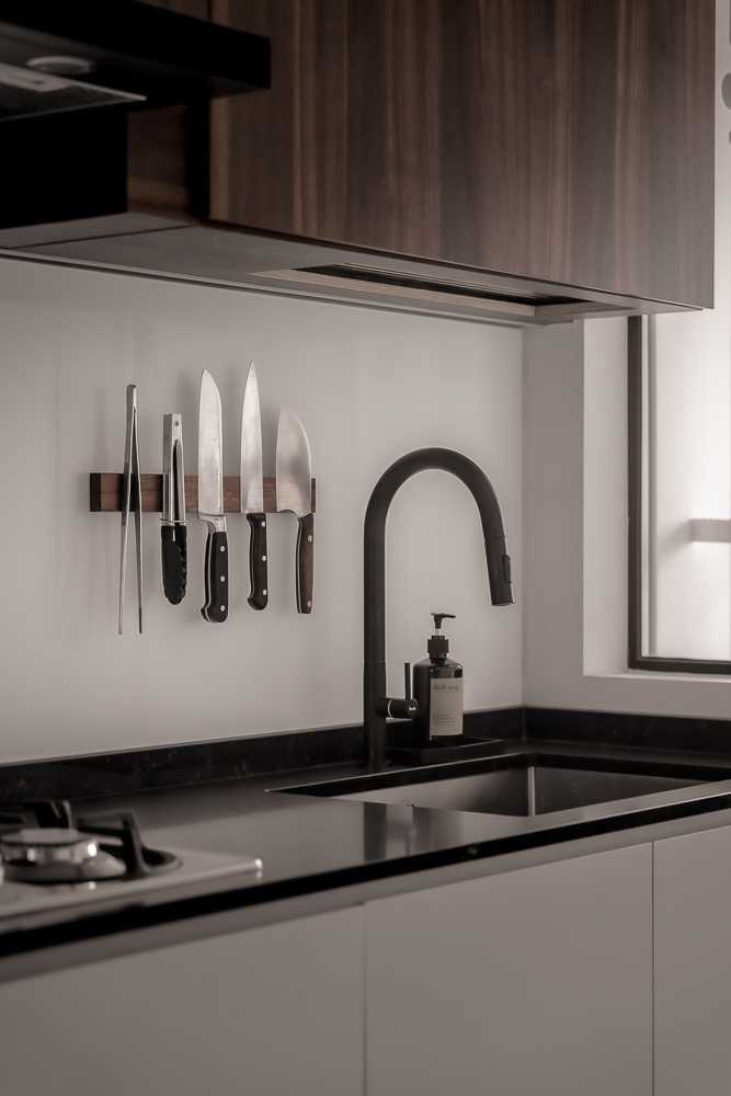 Contemporary Kitchen with Countertop and Homogeneous Tiles