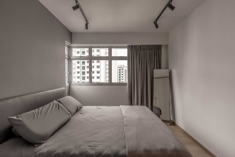 Contemporary Bedroom with Vinyl Flooring and Queen Bed