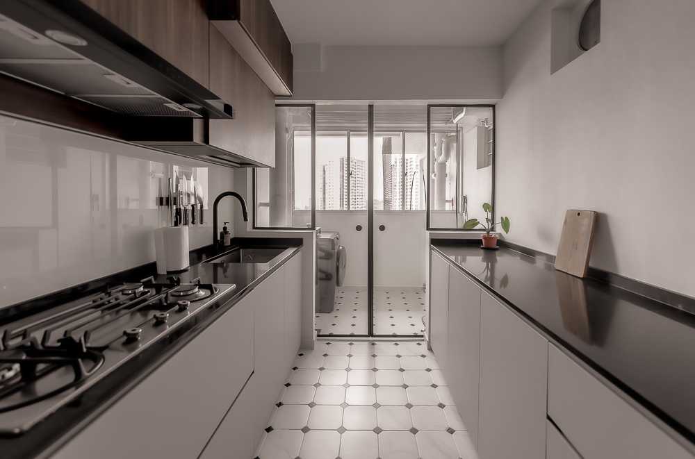 Contemporary Kitchen with Countertop and Homogeneous Tiles