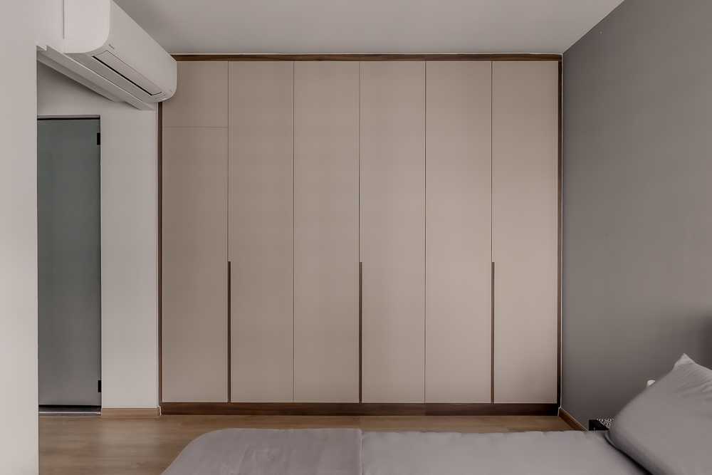 Contemporary Bedroom with Vinyl Flooring and Wardrobe