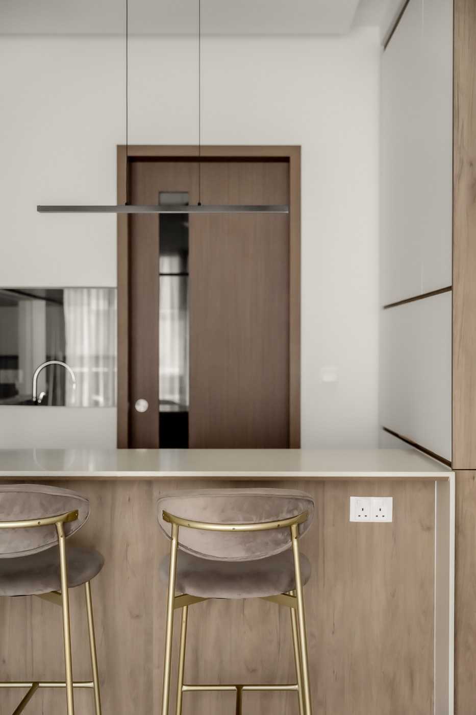 Modern Kitchen with Homogeneous Tiles and Kitchen Island