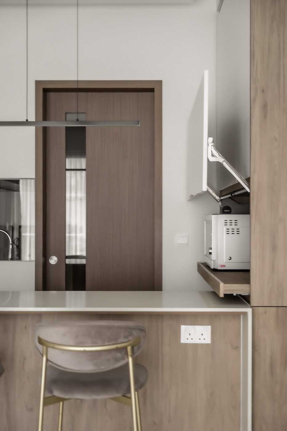 Modern Kitchen with Countertop and Homogeneous Tiles