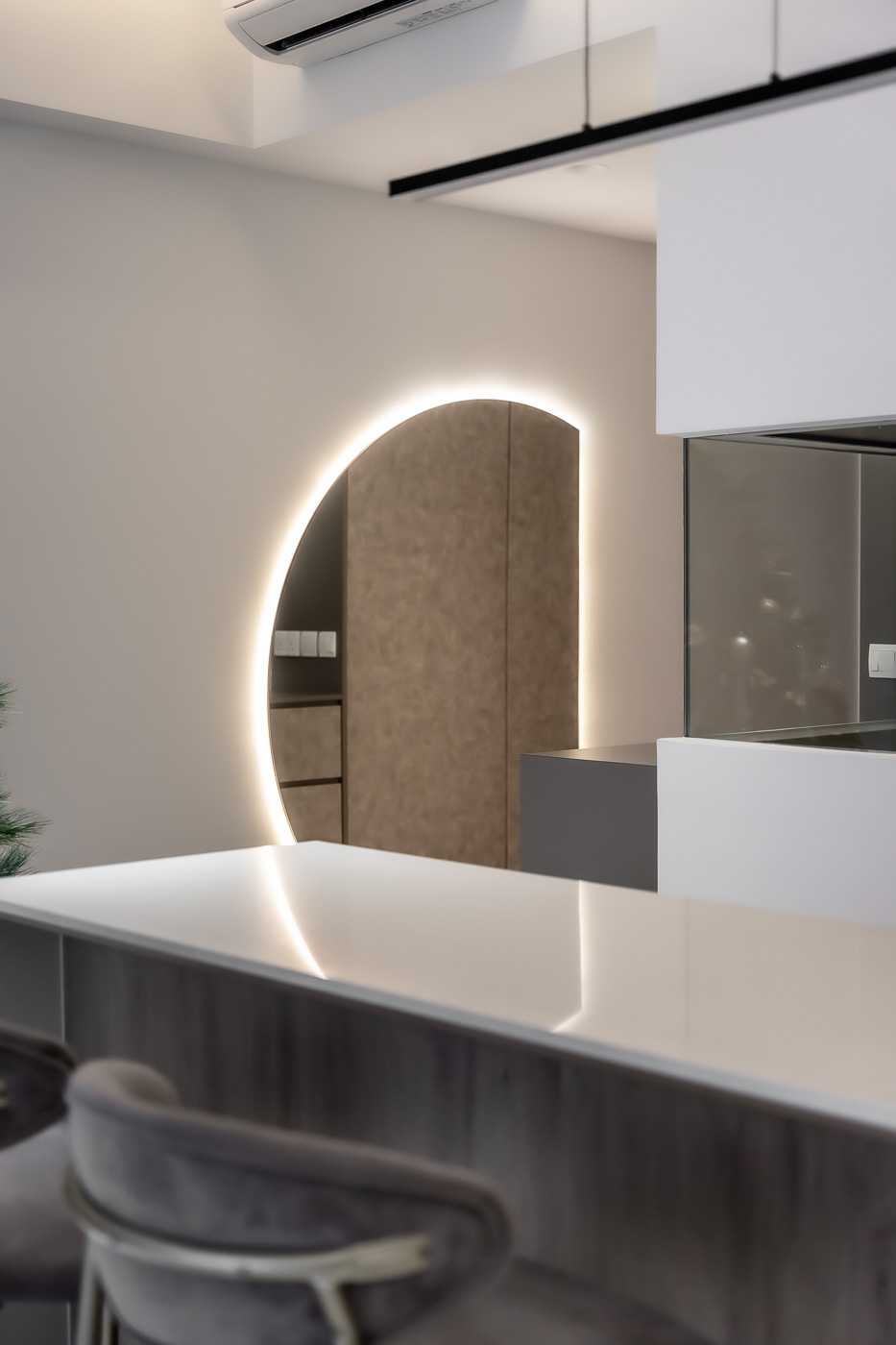 Modern Living Room with Mirror and Lighting