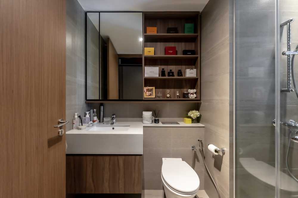 Modern Bathroom with Homogeneous Tiles and Bathroom Storage