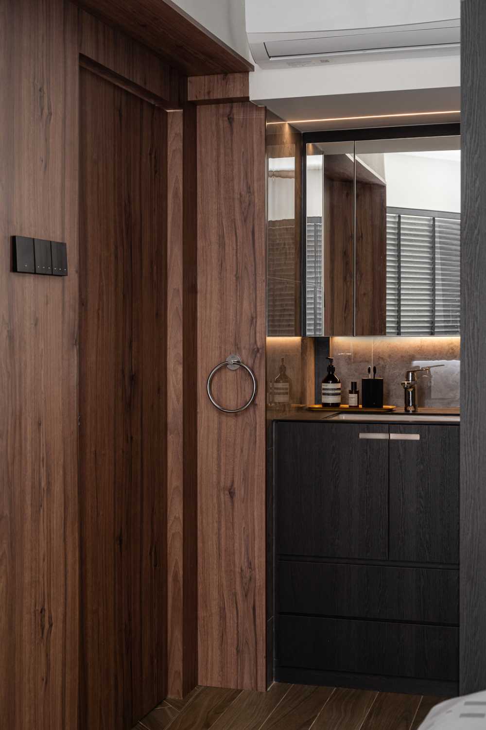 Contemporary Bathroom with Countertop and Homogeneous Tiles