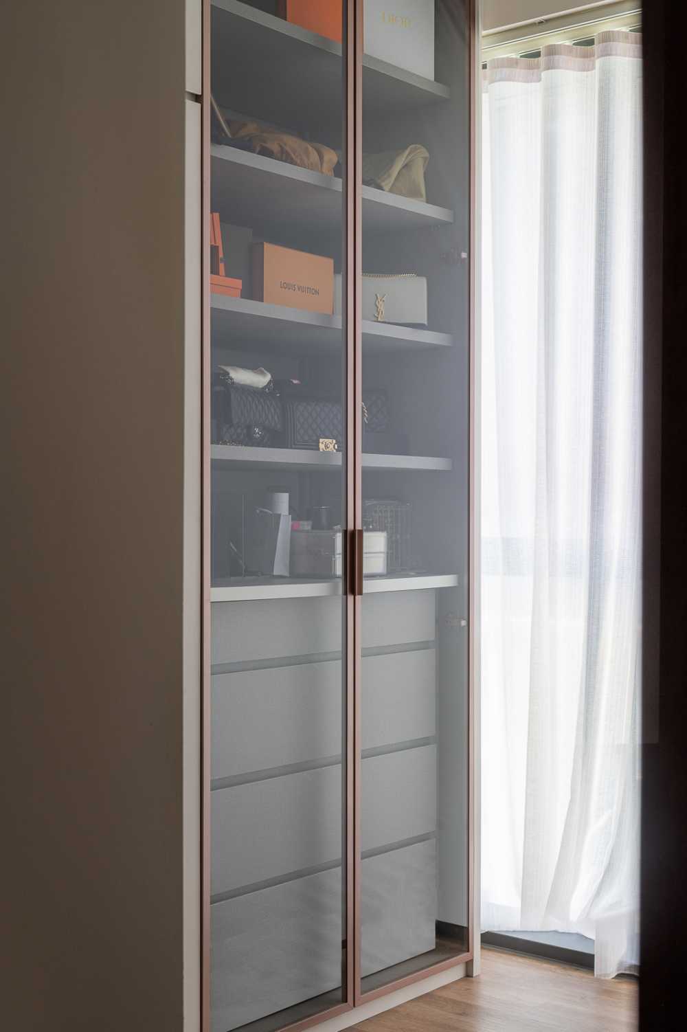 Modern Walk-in Wardrobe with Mirror and Wardrobe