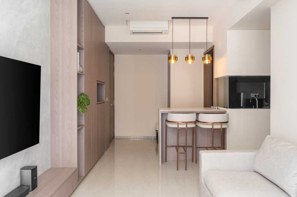Modern Dining Room with Drop Light and Drop Ceiling