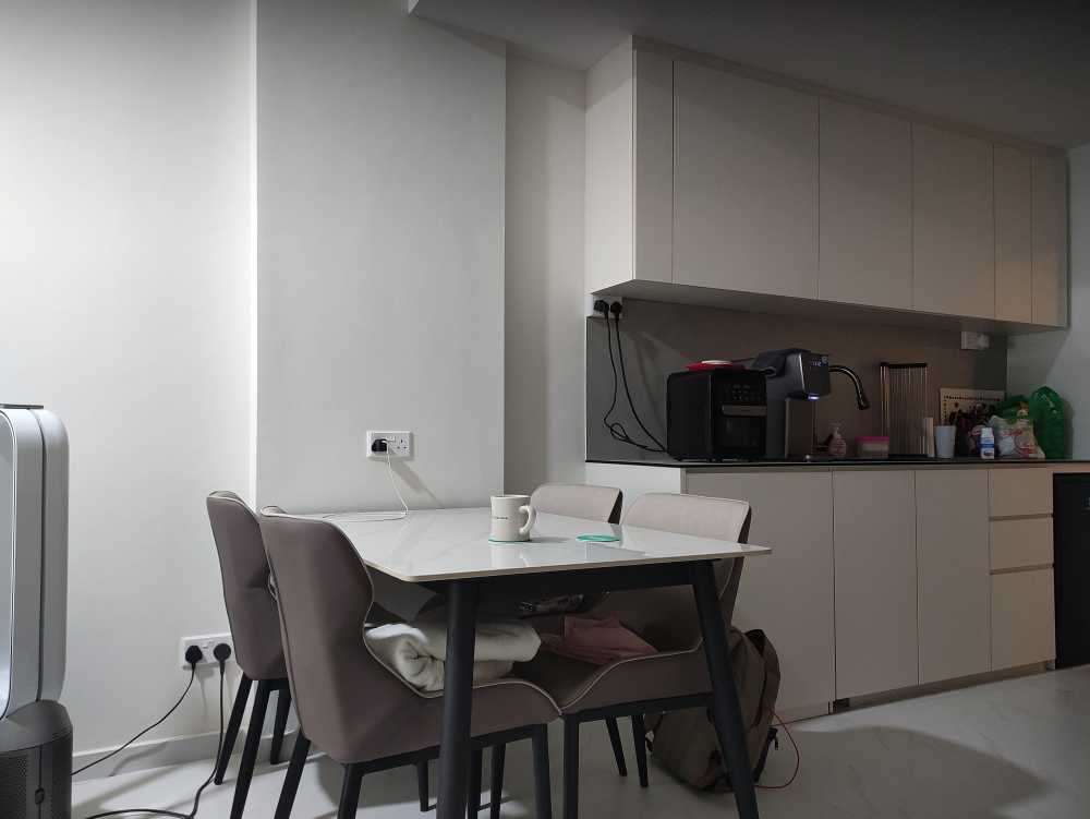 Scandinavian Kitchen with Homogeneous Tiles and Herringbone Tiling
