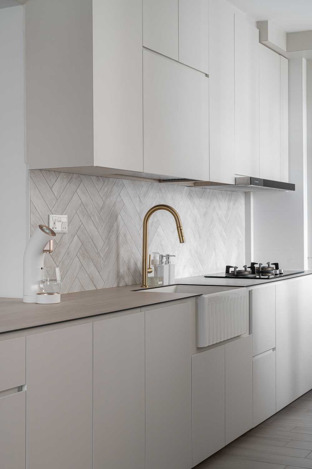 Scandinavian Kitchen with Vinyl Flooring and Homogeneous Tiles