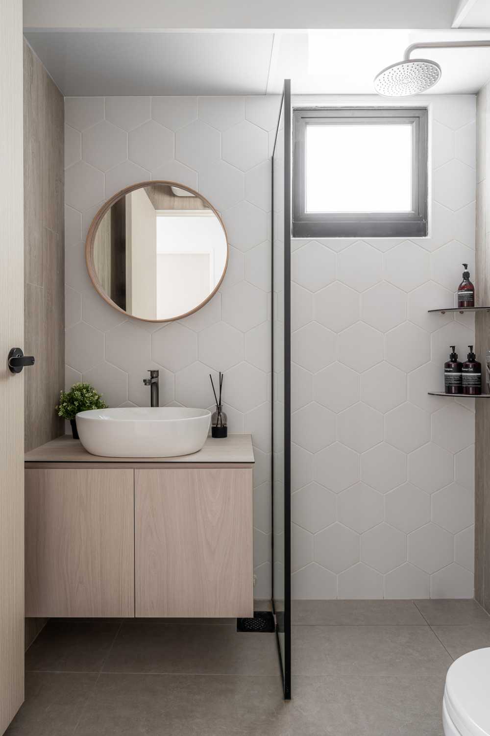 Scandinavian Bathroom with Countertop and Homogeneous Tiles