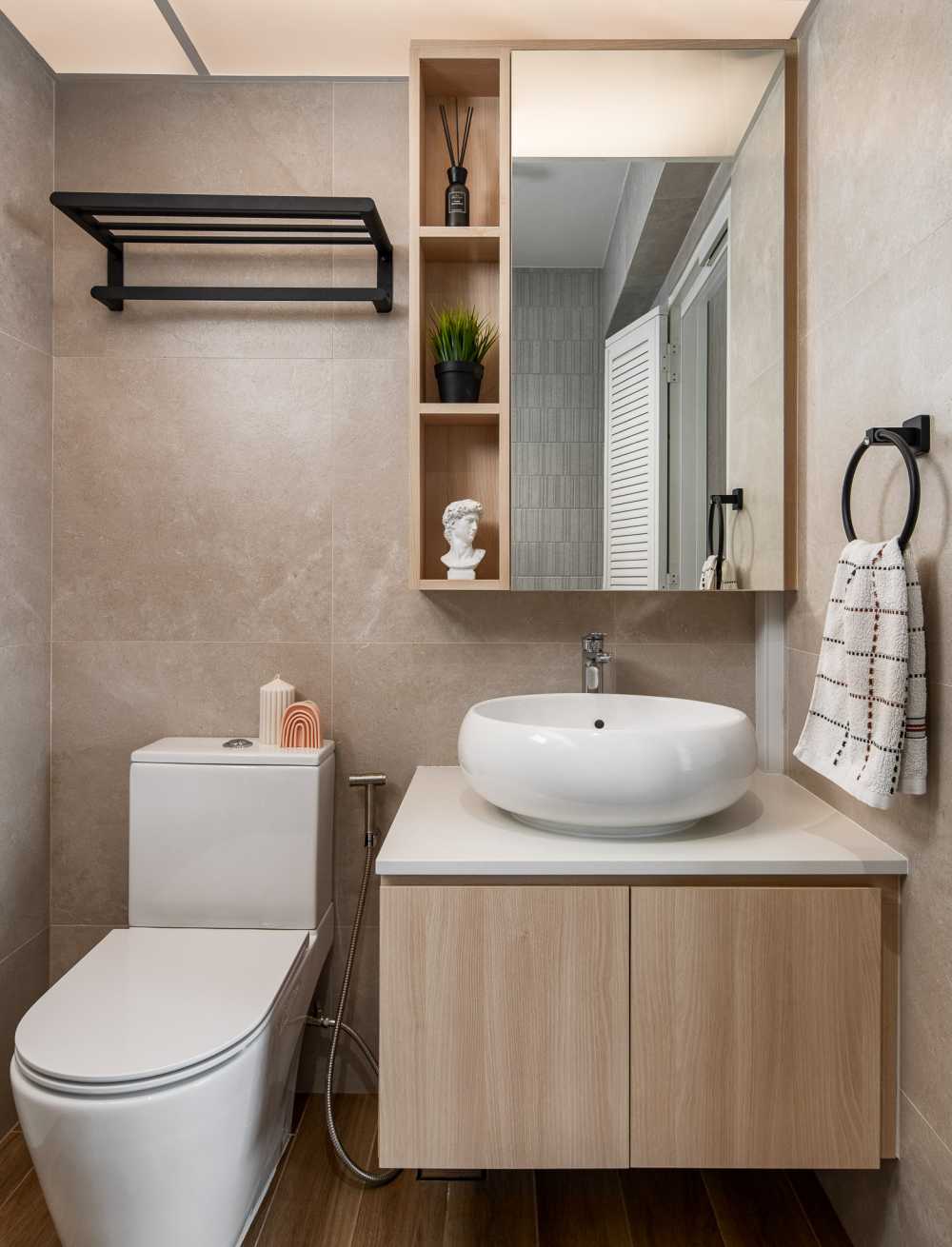 Scandinavian Bathroom with Countertop and Homogeneous Tiles