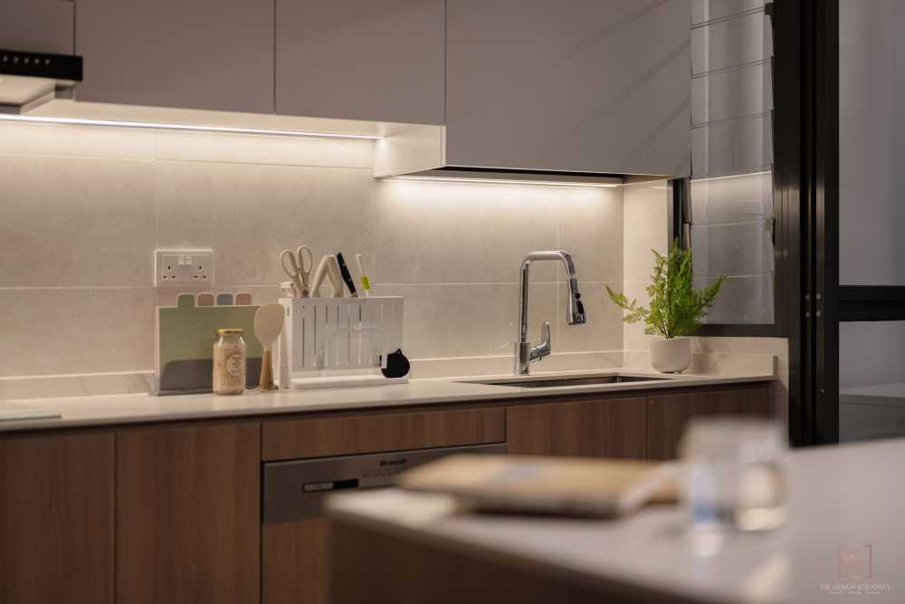 Contemporary Kitchen with Countertop and Breakfast Counter