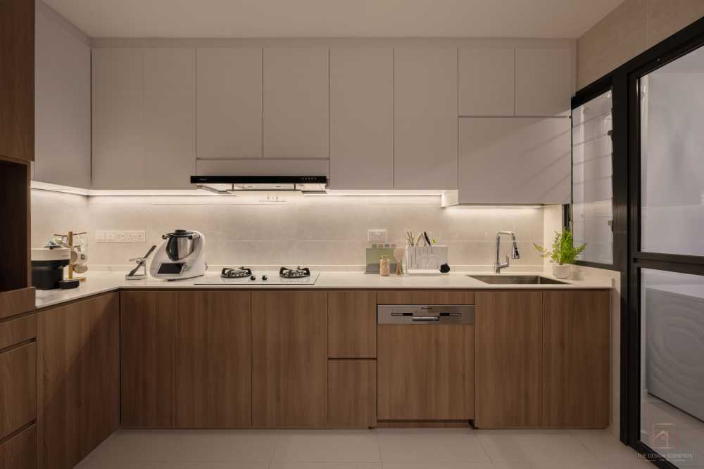 Contemporary Kitchen with Countertop and Homogeneous Tiles