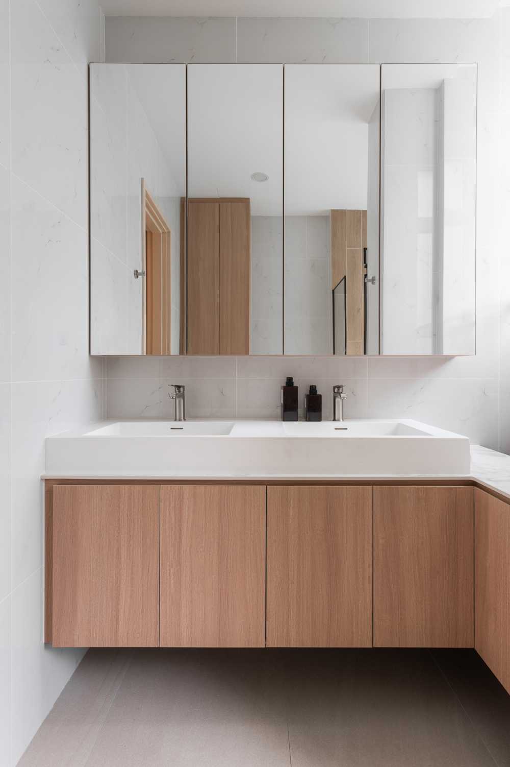 Scandinavian Bathroom with Countertop and Parquet Floor