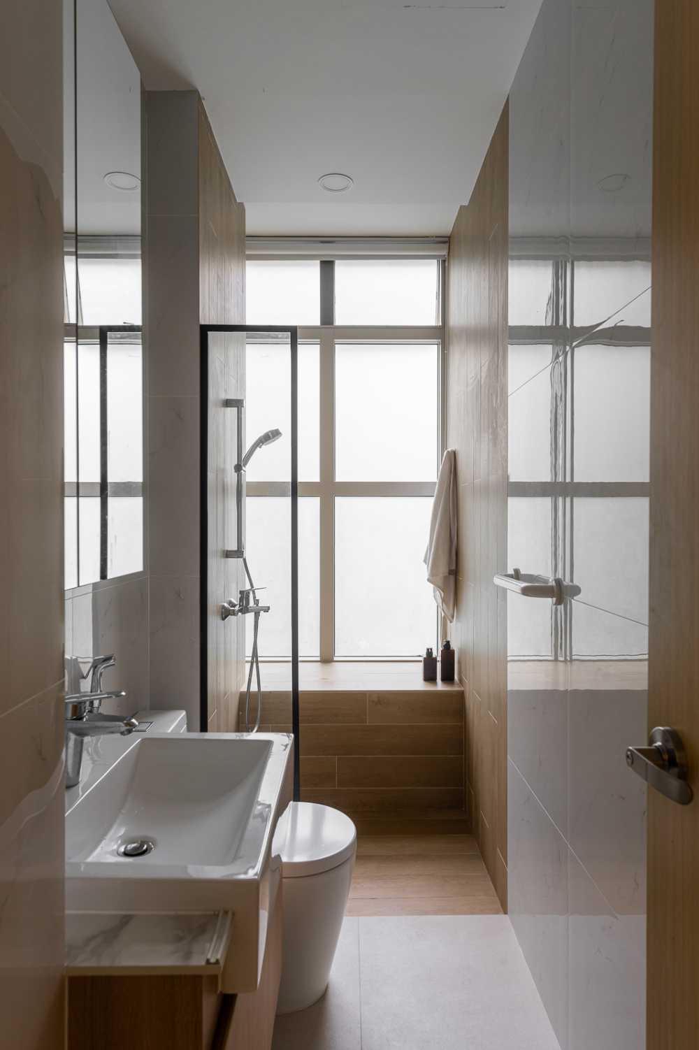 Scandinavian Bathroom with Countertop and Homogeneous Tiles